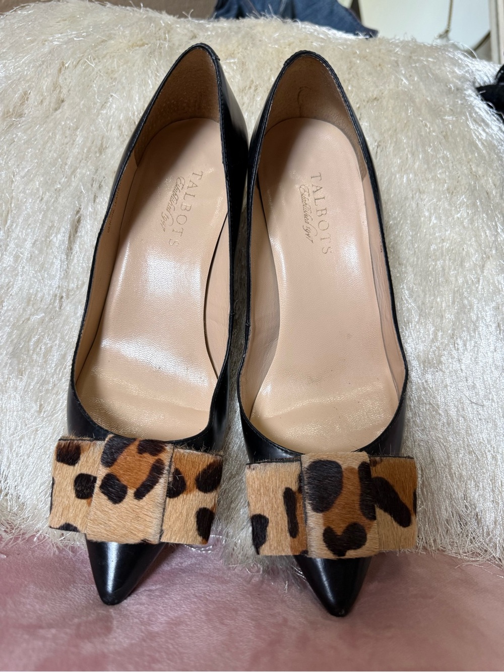 Talbots Black Leather Pointed-Toe Kitten Heels w Leopard Calf-Hair Bow. Size 7.5
